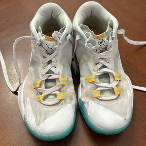 Boys Jordan basketball shoes size 7